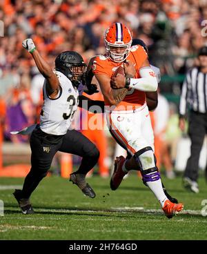 20. November 2021: Clemson Tigers Quarterback D.J. Uiagalelei (5) läuft als Wake Forest Demon Deacons Defensive Back Evan Slocum (32) während eines NCAA-Fußballspiels im Memorial Stadium in Clemson, South Carolina, eintrifft. Rusty Jones/Cal Sport Media Stockfoto