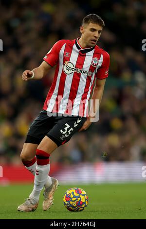 Carrow Road, Norwich, Großbritannien. 20th. November 2021. Premier League Football, Norwich City versus Southampton; Jan Bednarek of Southampton Credit: Action Plus Sports/Alamy Live News Stockfoto