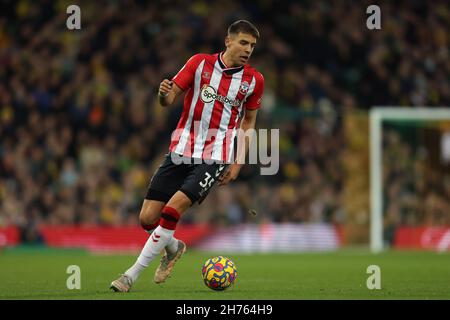 Carrow Road, Norwich, Großbritannien. 20th. November 2021. Premier League Football, Norwich City versus Southampton; Jan Bednarek of Southampton Credit: Action Plus Sports/Alamy Live News Stockfoto