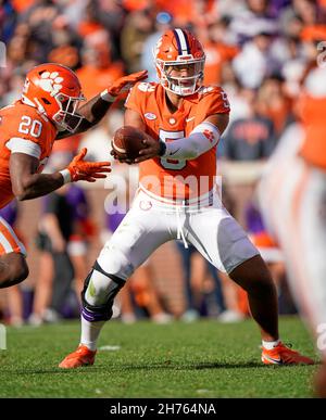 20. November 2021: Clemson Tigers Quarterback D.J. Uiagalelei (5) gibt den Ball während eines NCAA-Fußballspiels im Memorial Stadium in Clemson, South Carolina, ab. Rusty Jones/Cal Sport Media Stockfoto