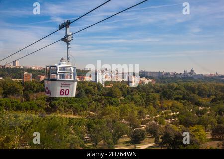 Seilbahn über den Park Casa de Campo in Madrid, Spanien. Aufgenommen am 26. September 2021. Stockfoto