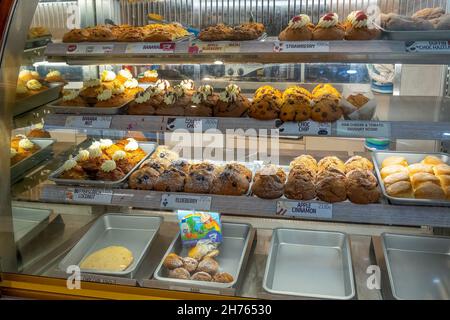 Townsville, Queensland, Australien - 2021. November: Die Regale einer Bäckerei mit köstlichen Speisen gesäumt Stockfoto