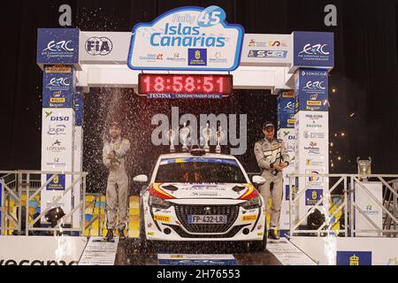 29 Bassas Mas Josep (Esp), Coronado Jimenez Axel (Esp), Peugeot 208 Rally4, Rally Team Spain, Podium während der FIA ERC Rally Islas Canarias 8th, 2021 Runde der FIA European Rally Championship 18, vom 20. Bis 2021. November 2021 in Las Palmas de Gran Canaria, Spanien - Foto: Gregory Lenormand/DPPI/LiveMedia Stockfoto