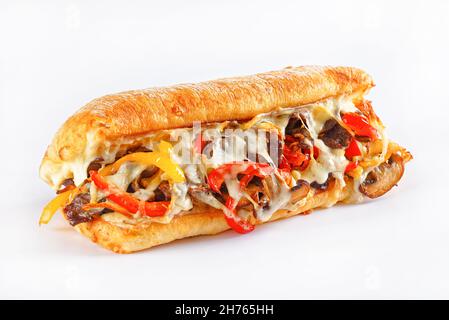 Philly Cheese Steak Sandwich mit gebratenem Rindfleisch, Pfeffer, karamellisierten Zwiebeln, Pilzen und geschmolzenem Käse auf weißem Hintergrund Stockfoto