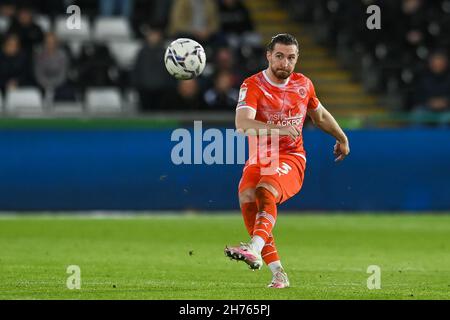 James Ehemann #3 von Blackpool spielt am 11/20/2021 den Ball. (Foto von Craig Thomas/News Images/Sipa USA) Quelle: SIPA USA/Alamy Live News Stockfoto