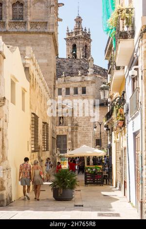 Die Menschen genießen die Sommersonne in der spanischen Stadt Valencia Spanien mit Blick auf die Kirche St. Juanes oder die St. Johns Kirche Stockfoto