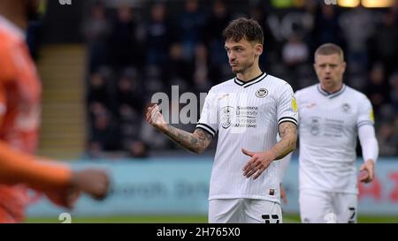 Swansea, Großbritannien. 20th. November 2021. Jamie Pamerson aus Swansea City gibt seinen Teamkollegen Anweisungen. EFL Skybet Championship match, Swansea City gegen Blackpool im Swansea.com Stadium in Swansea am Samstag, 20th. November 2021. Dieses Bild darf nur für redaktionelle Zwecke verwendet werden. Nur zur redaktionellen Verwendung, Lizenz für kommerzielle Nutzung erforderlich. Keine Verwendung bei Wetten, Spielen oder Veröffentlichungen in einem Club/einer Liga/einem Spieler. Bild von Andrew Dowling/ Kredit: Andrew Orchard Sportfotografie/Alamy Live News Stockfoto