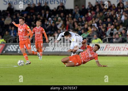 Swansea, Großbritannien. 20th. November 2021. Joel Piroe aus Swansea wird von Jordan Gabriel aus Blackpool gefoult. EFL Skybet Championship match, Swansea City gegen Blackpool im Swansea.com Stadium in Swansea am Samstag, 20th. November 2021. Dieses Bild darf nur für redaktionelle Zwecke verwendet werden. Nur zur redaktionellen Verwendung, Lizenz für kommerzielle Nutzung erforderlich. Keine Verwendung bei Wetten, Spielen oder Veröffentlichungen in einem Club/einer Liga/einem Spieler. Bild von Andrew Dowling/ Kredit: Andrew Orchard Sportfotografie/Alamy Live News Stockfoto