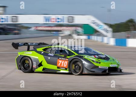 Sebring, USA. 19th. November 2021. 710 Leipert Motorsport Lamborghini Huracán Super Trofeo: Gregg Gorski, Gerhard Watzinger, Lance Bergstein, Al Miller, Kenton Koch während der SERIE 24h powered by Hankook. Der Fahrplan umfasst Haltestellen in den USA vom 19. Bis 21. November 2021. Rennwagen aus den vielen Ländern, wie Deutschland, USA, Frankreich, Niederlande, Rumänien, Dänemark, Kanada, Spanien, Großbritannien, Italien; in vielen verschiedenen Klassen: GT4, 991, GTX, GT3, TCR, TCX, P4. (Foto von Yaroslav Sabitov/YES Market Media/Sipa USA) Quelle: SIPA USA/Alamy Live News Stockfoto