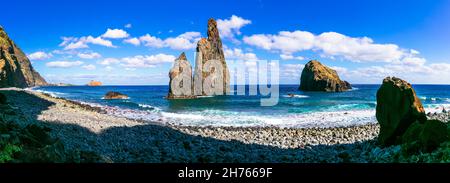 Naturkulisse der Insel Madeira. Meereslandschaft, herrlicher Strand Ribeira da janela mit riesiger Felsformation an der Nordküste Stockfoto