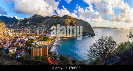 Atemberaubende Landschaft auf der Insel Madeira, Blick auf die Stadt Machico und wunderschöne Bucht mit Sandstrand. Östlicher Teil der Insel. Portugal Reisen Stockfoto