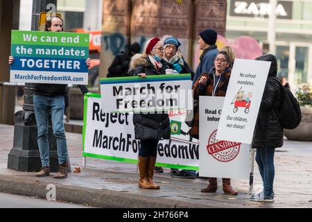 Seattle, USA. 20th. November 2021. Mittägige Anti-Vaxx-Demonstranten im Westlake Park in der Innenstadt. Präsident Joe Biden hat ein weitreichende Impfmandat gefordert, das Millionen von Arbeitnehmern betreffen wird. Ein Mandat für Innenmaske wurde vom Gouverneur Jay Inslee wieder aufgenommen, nachdem ein Anstieg der Delta-Variante zur dominierenden Covid-19-Sorte im Bundesstaat Washington wurde. Quelle: James Anderson/Alamy Live News Stockfoto