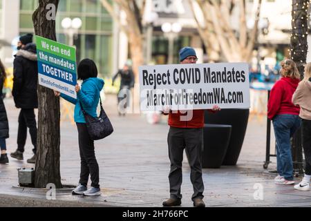 Seattle, USA. 20th. November 2021. Mittägige Anti-Vaxx-Demonstranten im Westlake Park in der Innenstadt. Präsident Joe Biden hat ein weitreichende Impfmandat gefordert, das Millionen von Arbeitnehmern betreffen wird. Ein Mandat für Innenmaske wurde vom Gouverneur Jay Inslee wieder aufgenommen, nachdem ein Anstieg der Delta-Variante zur dominierenden Covid-19-Sorte im Bundesstaat Washington wurde. Quelle: James Anderson/Alamy Live News Stockfoto