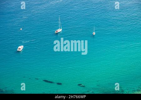 Unberührtes und ruhiges mediterranes Meerwasser an einem sonnigen Tag direkt an der Küste Siziliens, Italien Stockfoto