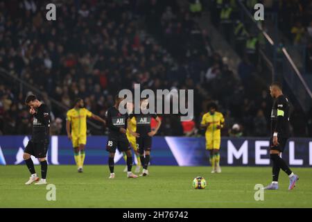 Paris, Frankreich, 20th. November 2021. Lionel Messi, Georgina Wijnaldum, Achraf Hakimi und Kylian Mbappe vom PSG reagieren, als die Spieler des FC Nantes im Hintergrund feiern, nachdem Ludovic Blas vom FC Nantes während des Ligue 1-Spiels im Le Parc des Princes, Paris, das Spiel mit 1-1 Punkten bewertet hat. Bildnachweis sollte lauten: Jonathan Moscrop / Sportimage Stockfoto