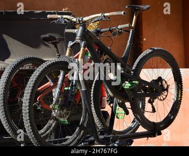 Mountainbikes, die an einem Fahrzeug befestigt sind, das in Taos, New Mexico, geparkt ist. Stockfoto