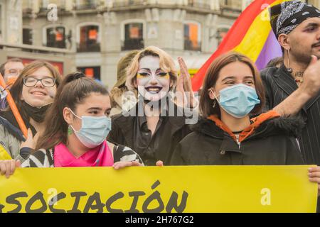 Madrid, Madrid, Spanien. 20th. November 2021. Die lgtbiq-Gemeinschaft demonstriert gegen Diskriminierung: Mobbing an der Schule und Ablehnung bei Jobs oder auf der Suche nach einem Zuhause. Unterdrückung, die unerträgliche Ausmass erreicht und noch schrecklicher gegen Transgender ist.die lgtbiq-Bewegung beschuldigt den Diskurs und die Politik der Volkspartei und der rechtsextremen Partei Vox mit einem macho-, rassistischen, homophoben und transphobischen Diskurs, ihrem Francoismus und ihrem Hass gegen die kämpferische Linke, Die lgtbiq-Bewegung weist darauf hin, dass die von Isabel DÃ-az Ayuso geführte Gemeinschaft von Madrid sich befindet Stockfoto