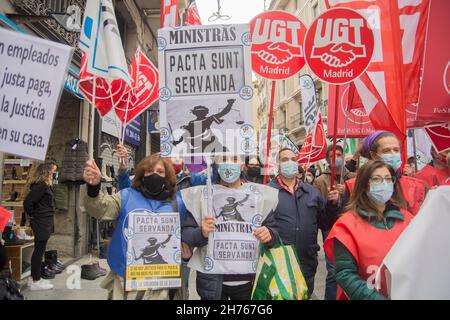 Madrid, Madrid, Spanien. 20th. November 2021. Hunderte von Justizbeamten aus ganz Spanien haben diesen Samstag in Madrid gegen die „Blockade des Finanzministeriums zur Gehaltserhöhung“ des vom Ministerium abhängigen Personals demonstriert und den Justizminister Pilar Llop gebeten, „ihr Gesicht zu zeigen. (Bild: © Alberto Sibaja/Pacific Press via ZUMA Press Wire) Stockfoto