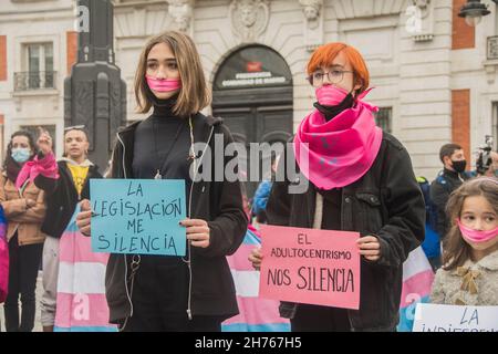 Madrid, Madrid, Spanien. 20th. November 2021. Die lgtbiq-Gemeinschaft demonstriert gegen Diskriminierung: Mobbing an der Schule und Ablehnung bei Jobs oder auf der Suche nach einem Zuhause. Unterdrückung, die unerträgliche Ausmass erreicht und noch schrecklicher gegen Transgender ist.die lgtbiq-Bewegung beschuldigt den Diskurs und die Politik der Volkspartei und der rechtsextremen Partei Vox mit einem macho-, rassistischen, homophoben und transphobischen Diskurs, ihrem Francoismus und ihrem Hass gegen die kämpferische Linke, Die lgtbiq-Bewegung weist darauf hin, dass die Gemeinschaft von Madrid unter der Leitung von Isabel DÃÂ-az Ayuso i. Stockfoto