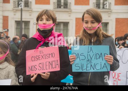 Madrid, Madrid, Spanien. 20th. November 2021. Die lgtbiq-Gemeinschaft demonstriert gegen Diskriminierung: Mobbing an der Schule und Ablehnung bei Jobs oder auf der Suche nach einem Zuhause. Unterdrückung, die unerträgliche Ausmass erreicht und noch schrecklicher gegen Transgender ist.die lgtbiq-Bewegung beschuldigt den Diskurs und die Politik der Volkspartei und der rechtsextremen Partei Vox mit einem macho-, rassistischen, homophoben und transphobischen Diskurs, ihrem Francoismus und ihrem Hass gegen die kämpferische Linke, Die lgtbiq-Bewegung weist darauf hin, dass die Gemeinschaft von Madrid unter der Leitung von Isabel DÃÂ-az Ayuso i. Stockfoto