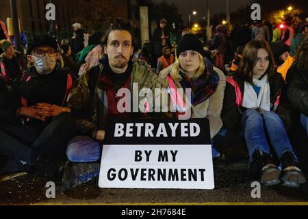 London, Großbritannien. 20th. November 2021, Beleidigung britischer Aktivisten blockierte Straßen am Vauxhall Cross in einer Demonstration, die aus Protest gegen Gefängnisstrafen an neun Mitglieder dieser Woche wegen Verstoßes gegen eine gerichtliche Verfügung stattfand. Isolate Britain verlangt von der Regierung, bis 2025 Isolierung für den gesamten sozialen Wohnungsbau zu finanzieren, um die Treibhausgasemissionen zu reduzieren und die Kraftstoffarmut zu beenden. Kredit: Elfte Stunde Fotografie/Alamy Live Nachrichten Stockfoto