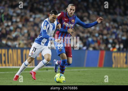 Barcelona, Spanien. 20th. November 2021. Barcelona, Spanien, 20th 2021. November: Raul De TomasÊ (11 Espanyol) und Oscar Mingueza (22 FC Barcelona) während des LaLiga Santander-Spiels zwischen Barcelona und Espanyol im Camp Nou-Stadion in Barcelona, Spanien. Rafa Huerta/SPP Credit: SPP Sport Press Photo. /Alamy Live News Stockfoto