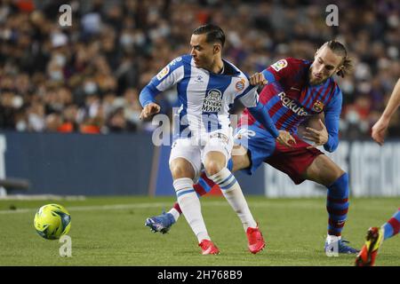 Barcelona, Spanien. 20th. November 2021. Barcelona, Spanien, 20th 2021. November: Raul De TomasÊ (11 Espanyol) und Oscar Mingueza (22 FC Barcelona) während des LaLiga Santander-Spiels zwischen Barcelona und Espanyol im Camp Nou-Stadion in Barcelona, Spanien. Rafa Huerta/SPP Credit: SPP Sport Press Photo. /Alamy Live News Stockfoto