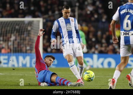 Barcelona, Spanien. 20th. November 2021. Barcelona, Spanien, 20th 2021. November: Gerard Pique (3 FC Barcelona) und Raul De TomasÊ (11 Espanyol) während des LaLiga Santander-Spiels zwischen Barcelona und Espanyol im Camp Nou-Stadion in Barcelona, Spanien. Rafa Huerta/SPP Credit: SPP Sport Press Photo. /Alamy Live News Stockfoto