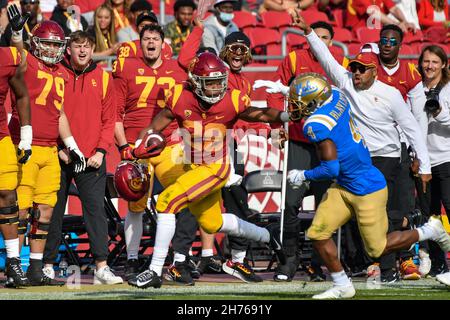 Los Angeles, Kalifornien. 20th. November 2021. USC-Trojaner laufen zurück Keaontay Ingram #28 läuft im ersten Quartal im Einsatz das NCAA Football-Spiel zwischen den USC-Trojanern und den UCLA Bruins im Coliseum in Los Angeles, Kalifornien.Pflichtfoto: Louis Lopez/CSM/Alamy Live News Stockfoto
