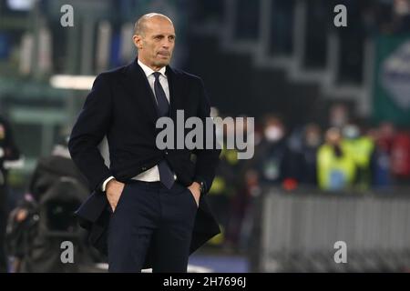 Der italienische Trainer von Juventus, Massimiliano Allegri, schaut während des Fußballspiels der SS Lazio und Juventus in der Serie A am 20. November 2021 im Olimpico-Stadion in Rom, im Zentrum Italiens. Stockfoto