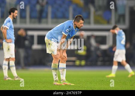 ROM, ITALIEN - November 20 : Francesco Acerbi (L) SS Lazio Gesten während der italienischen Serie A Fußballspiel zwischen SS Lazio und FC Juventus Stadio Olimpico am 20,2021. November in Rom Italien Stockfoto