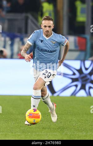 Der italienische Verteidiger Manuel Lazzari kontrolliert den Ball während des Fußballspiels der Serie A zwischen der SS Lazio und Juventus im Olimpico-Stadion in Rom, im Zentrum Italiens, am 20. November 2021. LazioÕs Stockfoto