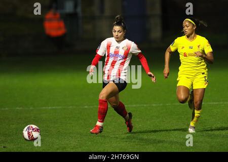 LOCH HETTON LE, GBR. NOV 20th Maria Farrugia aus Sunderland und Taylor Hinds aus Liverpool in Aktion während des FA Women's Championship Matches zwischen Sunderland und Liverpool am Samstag, 20th. November 2021, in Eppleton CW, Hetton. (Kredit: Will Matthews | MI News) Kredit: MI News & Sport /Alamy Live News Stockfoto