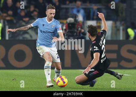 LazioÕs der italienische Verteidiger Manuel Lazzari fordert den Ball mit dem italienischen Mittelfeldspieler Manuel Locatelli von Juventus während des Fußballspiels der SS Lazio und Juventus im Olimpico-Stadion in Rom, im Zentrum Italiens, am 20. November 2021. Stockfoto