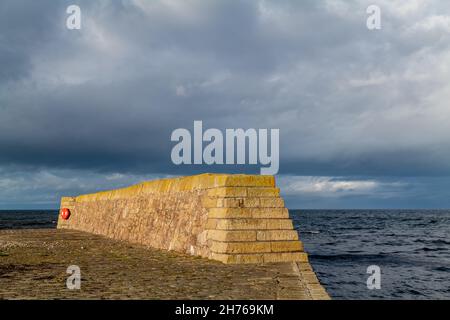 BUCKIE, MORAY, SCHOTTLAND - 19. NOVEMBER 2021: Am 19. November scheint die Sonne auf den alten Teilen von Buckpool Harbour in Buckie, Moray, Schottland Stockfoto