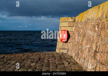 BUCKIE, MORAY, SCHOTTLAND - 19. NOVEMBER 2021: Am 19. November scheint die Sonne auf den alten Teilen von Buckpool Harbour in Buckie, Moray, Schottland Stockfoto