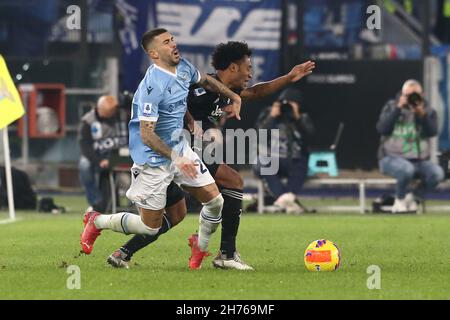 LazioÕs der italienische Mittelfeldspieler Danilo Cataldi fordert den Ball mit Juventus's US-Mittelfeldspieler Weston McKennie während des Fußballspiels der Serie A zwischen SS Lazio und Juventus im Olimpico-Stadion in Rom, im Zentrum Italiens, am 20. November 2021. Stockfoto