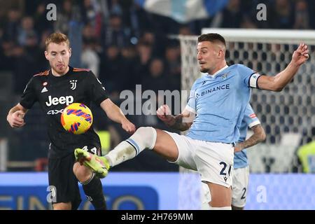 Juventus Fillandese-Stürmer Dejan Kulusevski fordert den Ball mit dem serbischen Mittelfeldspieler Sergej Milinkovic-Savic LazioÕs während des Fußballspiels der Serie A zwischen SS Lazio und Juventus im Olimpico-Stadion Rom, im Zentrum Italiens, am 20. November 2021. Stockfoto