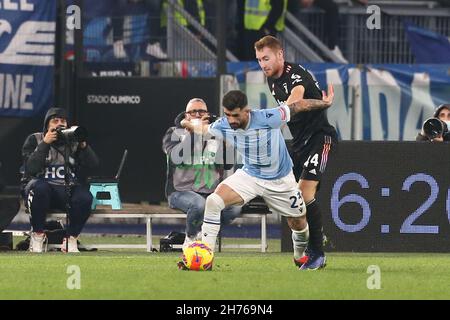 Der albanische Verteidiger Elseid Hysaj fordert den Ball mit Juventus' Fillandese-Stürmer Dejan Kulusevski während des Fußballspiels der Serie A zwischen SS Lazio und Juventus im Olimpico-Stadion in Rom, im Zentrum Italiens, am 20. November 2021. LazioÕs Stockfoto