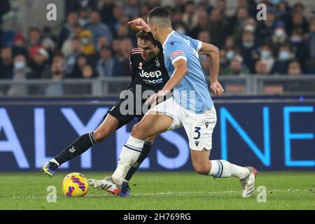 Juventus italienischer Stürmer Federico Chiesa fordert den Ball mit Lazio's brasilianischem Verteidiger Luiz Field während des Fußballspiels der SS Lazio und Juventus in der Serie A am 20. November 2021 im Olimpico Stadium in Rom, im Zentrum Italiens. Stockfoto