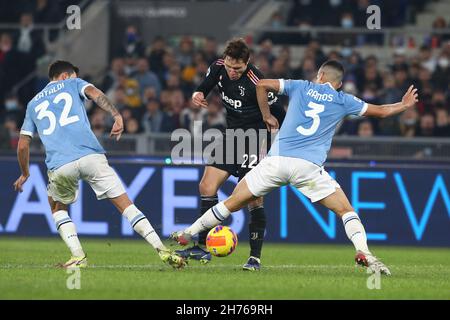 LazioÕs der italienische Mittelfeldspieler Danilo Cataldi (L) und der brasilianische Verteidiger Luiz FelIPA (R) aus Latium kämpfen mit Juventus' italienischem Stürmer Federico Chiesa während des Fußballspiels der SS Lazio und Juventus in der Serie A am 20. November 2021 im Olimpico-Stadion in Rom, Mittelitalien, um den Ball. Stockfoto