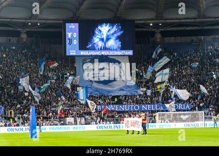 Latium-Fans zollen dem Kapitän Ciro unbeweglich Tribut ein Banner unten steht willkommen in unserer Geschichte, Rekordzahl der Tore, die das Team während des Fußballspiels der Serie A zwischen SS Lazio und Juventus im Olimpico-Stadion Rom, im Zentrum Italiens, am 20. November 2021 erzielt hat. Stockfoto