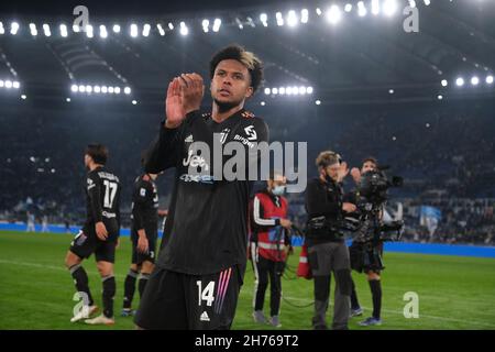 Der US-Mittelfeldspieler Weston McKennie von Juventus feiert am 20. November 2021 im Olimpico Stadium in Rom, im Zentrum Italiens, ein Siegesspiel mit seinen Anhängern während des Fußballspiels der Serie A zwischen SS Lazio und Juventus. Stockfoto