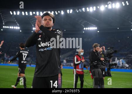 Der US-Mittelfeldspieler Weston McKennie von Juventus feiert am 20. November 2021 im Olimpico Stadium in Rom, im Zentrum Italiens, ein Siegesspiel mit seinen Anhängern während des Fußballspiels der Serie A zwischen SS Lazio und Juventus. Stockfoto