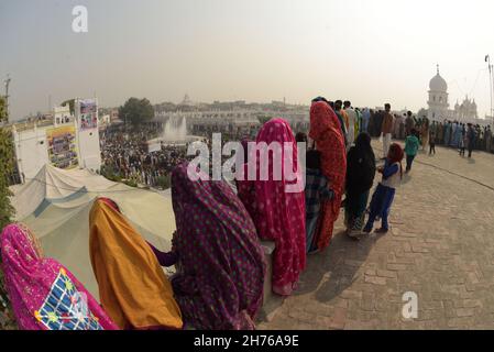 Lahore, Punjab, Pakistan. 19th. November 2021. Hunderte von Sikh-Pilgern nehmen an einer religiösen Ritualzeremonie Teil, um den 552nd. Geburtstag ihres spirituellen Führers Baba Guru Nanak Dev in Nankana Sahib, in der Nähe von Lahore, zu feiern. Tausende von Pilgern aus verschiedenen Ländern, darunter auch Indien, kamen nach Pakistan, um an einem dreitägigen Fest zur Feier des 552nd. Geburtstages des Gründers des Sikhismus teilzunehmen. (Bild: © Rana Sajid Hussain/Pacific Press via ZUMA Press Wire) Stockfoto