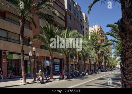 Straße mit vielen Motorrädern auf der Straße in der Stadt Alicante, Spanien, Europa geparkt Stockfoto