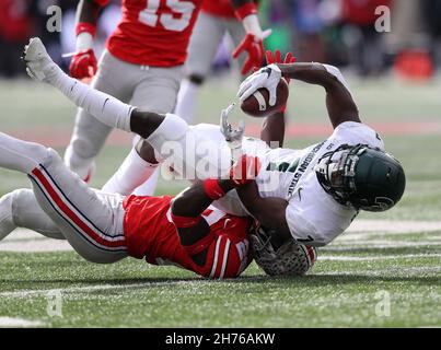 Columbus, Usa. 20th. November 2021. Die Michigan State Spartans Jayden Reed (1) wird am Samstag, den 20. November 2021, in der ersten Hälfte in Columbus, Ohio, von Ohio State Buckeyes Denzel Burke (29) abgesetzt. Foto von Aaron Josefczyk/UPI Credit: UPI/Alamy Live News Stockfoto