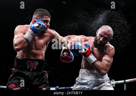 Florian Marku (links) und Jorick Luisetto (rechts) bei ihrem  Weltgewichtskampf während der BOXXER Fight Night in der theÊSSE Arena,  Wembley in London. Bilddatum: Samstag, 20. November 2021 Stockfotografie -  Alamy