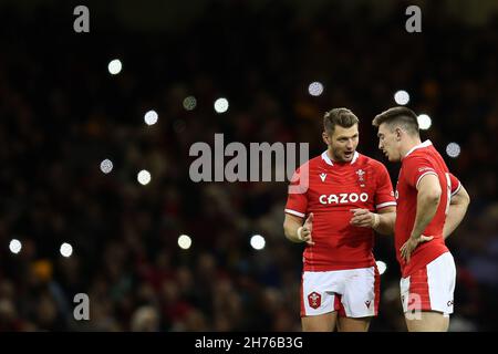 Cardiff, Großbritannien. 20th. November 2021. Dan Biggar aus Wales (l) chattet während des Spiels mit Josh Adams aus Wales. Rugby Herbst Nationen Serie Spiel, Wales gegen Australien im Fürstentum Stadion in Cardiff am Samstag 20th November 2021. PIC von Andrew Orchard/Andrew Orchard Sport Fotografie/ Alamy Live News Kredit: Andrew Orchard Sport Fotografie/Alamy Live Nachrichten Stockfoto