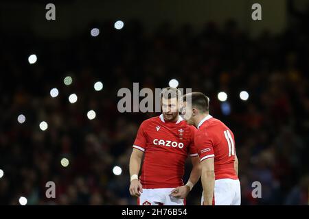 Cardiff, Großbritannien. 20th. November 2021. Dan Biggar aus Wales (l) chattet während des Spiels mit Josh Adams aus Wales. Rugby Herbst Nationen Serie Spiel, Wales gegen Australien im Fürstentum Stadion in Cardiff am Samstag 20th November 2021. PIC von Andrew Orchard/Andrew Orchard Sport Fotografie/ Alamy Live News Kredit: Andrew Orchard Sport Fotografie/Alamy Live Nachrichten Stockfoto